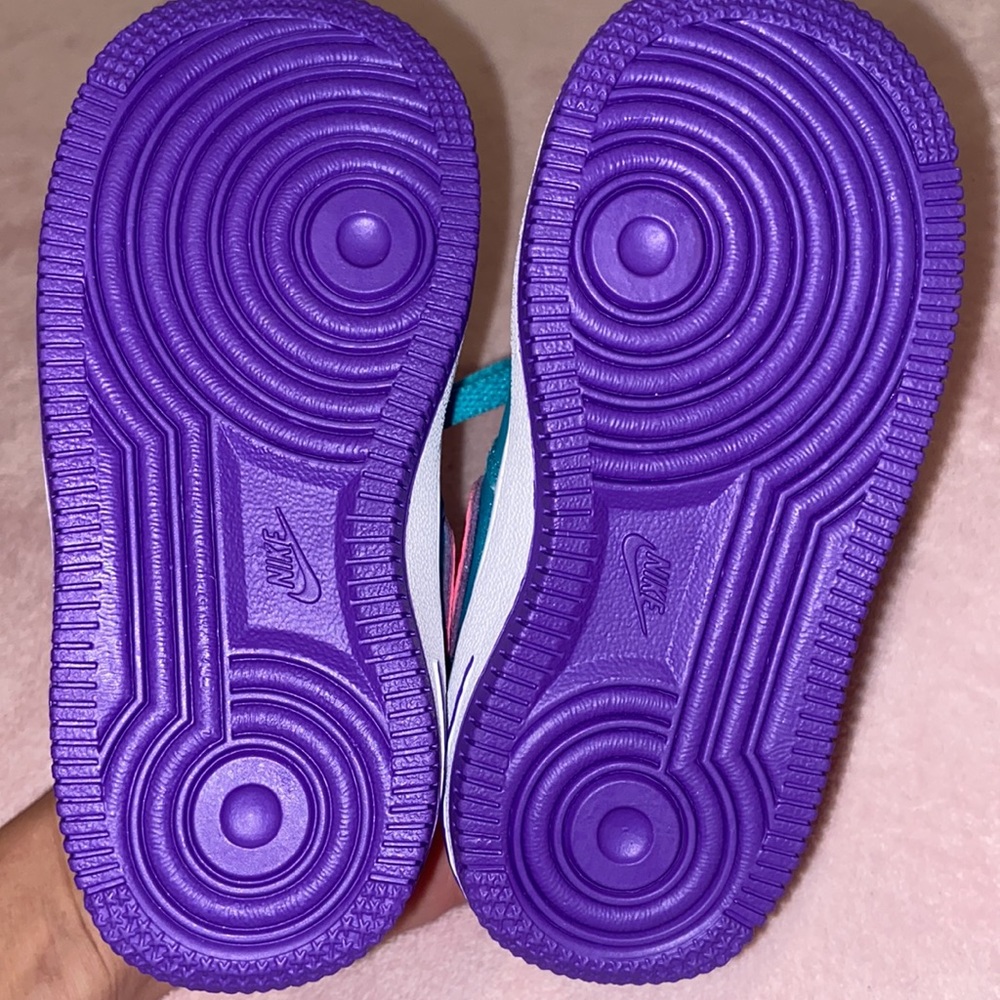 Brand new adorable Nike neon girls sneakers size 8, turquois/ pink/ purple! - Picture 2 of 4